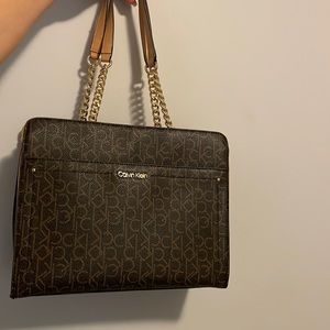 BRAND NEW Calvin Klein handbag to match your everyday look.